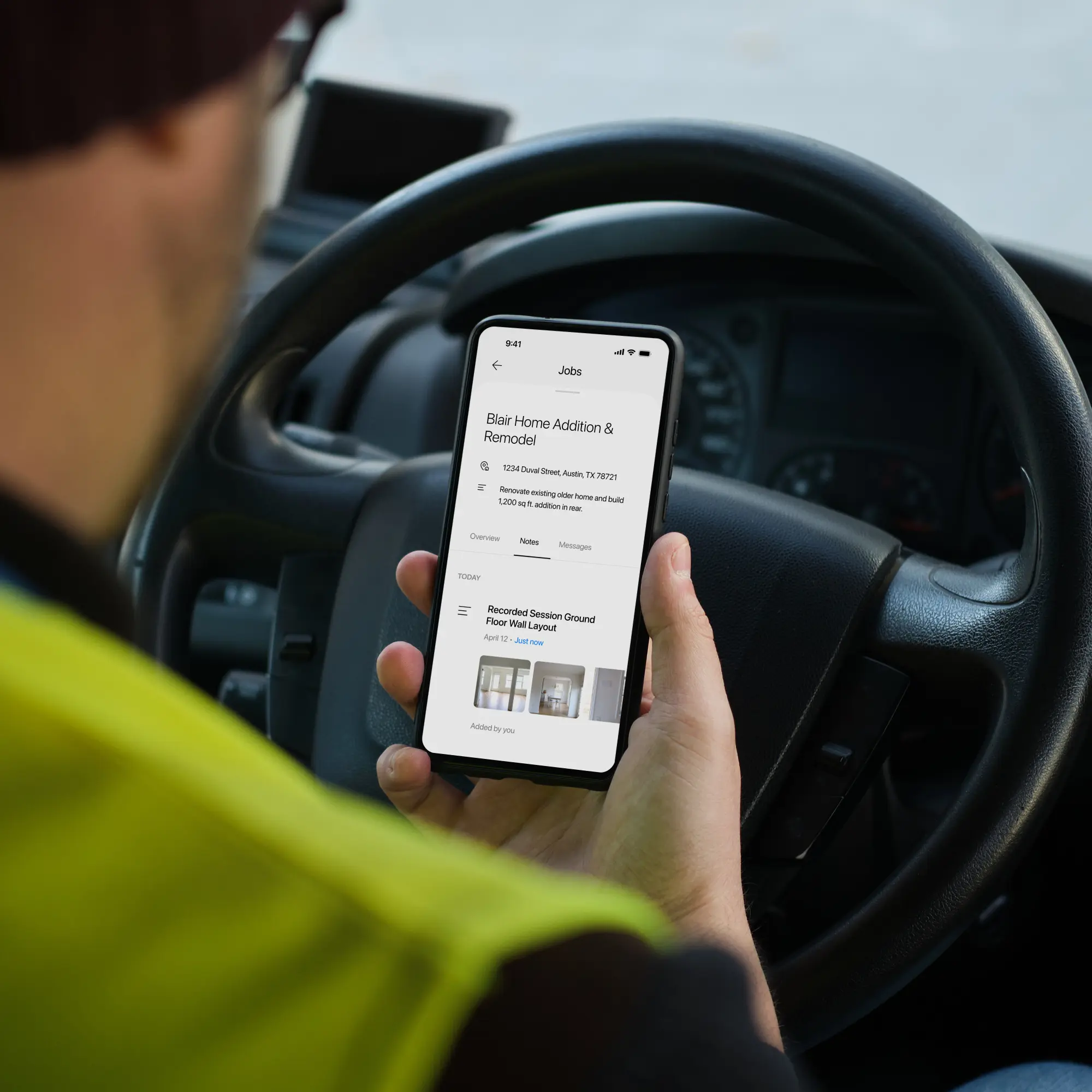 Contractor in car using Bizzen app